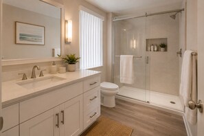 Standard Room | Bathroom | Free toiletries, hair dryer, towels, soap - The Pearl & Pine Stay (Toronto)