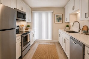 Standard Room | Private kitchen | Fridge, microwave, oven, stovetop - The Pearl & Pine Stay (Toronto)