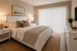 Standard Room | Iron/ironing board, free WiFi - The Pearl & Pine Stay (Toronto)