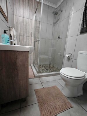 Basic Double Room | Bathroom - Zondiles Guesthouse (MP)