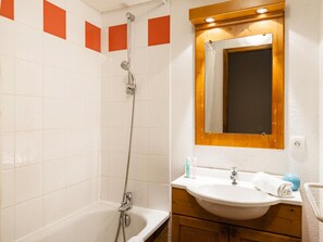 Bathroom - Samoens Duplex Chalet for 8 With Pool (Samoëns)