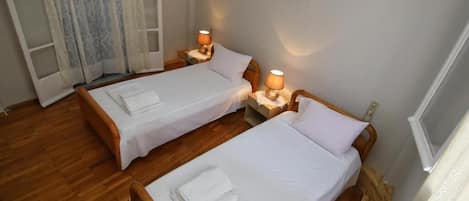 Tabla de planchar con plancha, wifi y ropa de cama