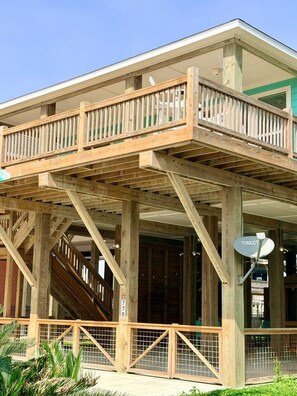 Eine Holzhütte mit Balkon, Satellitenschüssel und Hinweisschild.