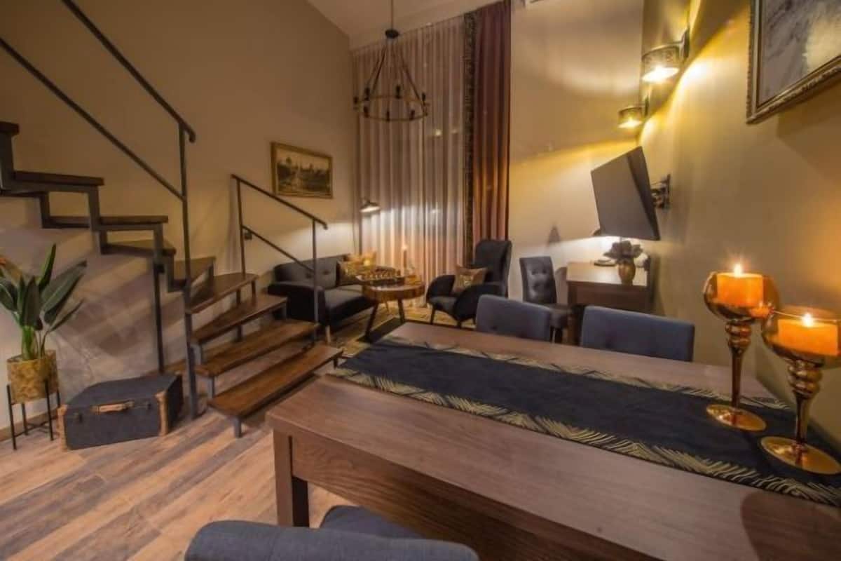 Apartemen Keluarga, pemandangan kota | Setrika/meja setrika dan dilengkapi dengan perabotan berbeda-beda