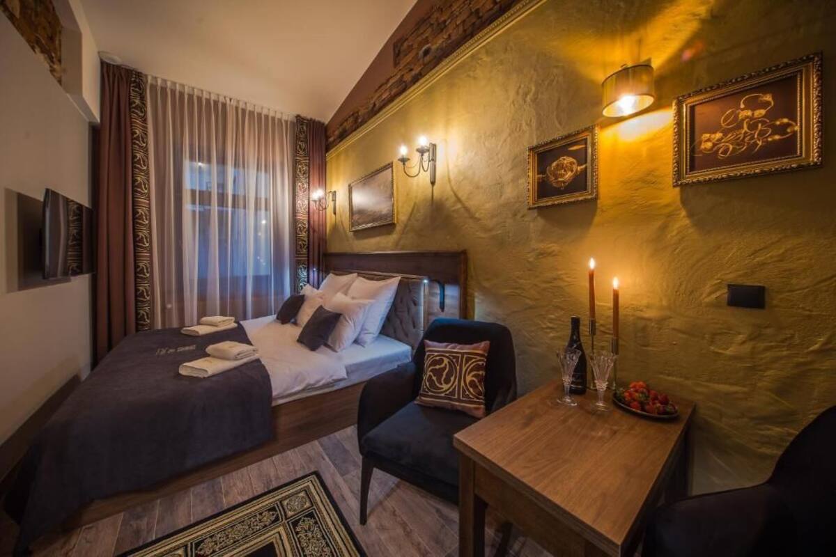 Kamar Double Standar, pemandangan kota | Setrika/meja setrika dan dilengkapi dengan perabotan berbeda-beda