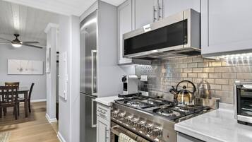 Fridge, microwave, stovetop, dishwasher