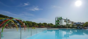 Bungalow 'Mobil-home Narbonne Plage' with Shared Pool, Private Terrace and Air Conditioning