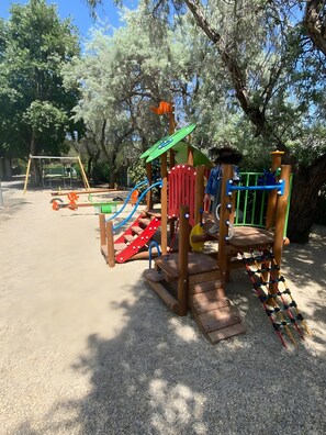 Children’s area - Bungalow 'Mobil-home Narbonne Plage' with Shared Pool, Private Terrace and Air Conditioning (Narbonne)