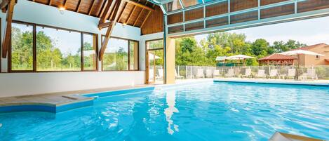 Una piscina interior con vistas despejadas del entorno.