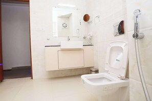 Shower, handuk, sabun, dan sampo