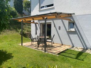 Outdoor dining - Apartment 'Ruhe Und Entspannung' with Private Terrace, Private Garden and Wi-Fi (Kandern)