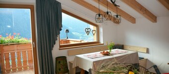 Apartment Wiesengrün mit Bergblick, Balkon und WLAN