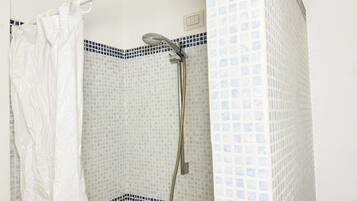 Doccia, bidet, asciugamani