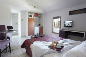Room - French Cultural stay 1.0mi Basilique Saint-Nazaire, Historic Architecture tour (Carcassonne)