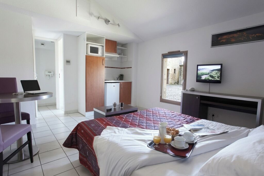 Riverside Escape | 1.2mi Pont Vieux | Sunset Walks And Scenic Views - Carcassonne