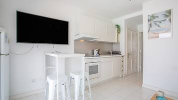 Geladeira, micro-ondas, fogão, cooktop