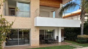 A modern two-story house with a balcony, a swimming pool, and a well-maintained garden. - villa Bouznika Bay by Saloua (Cherrat)
