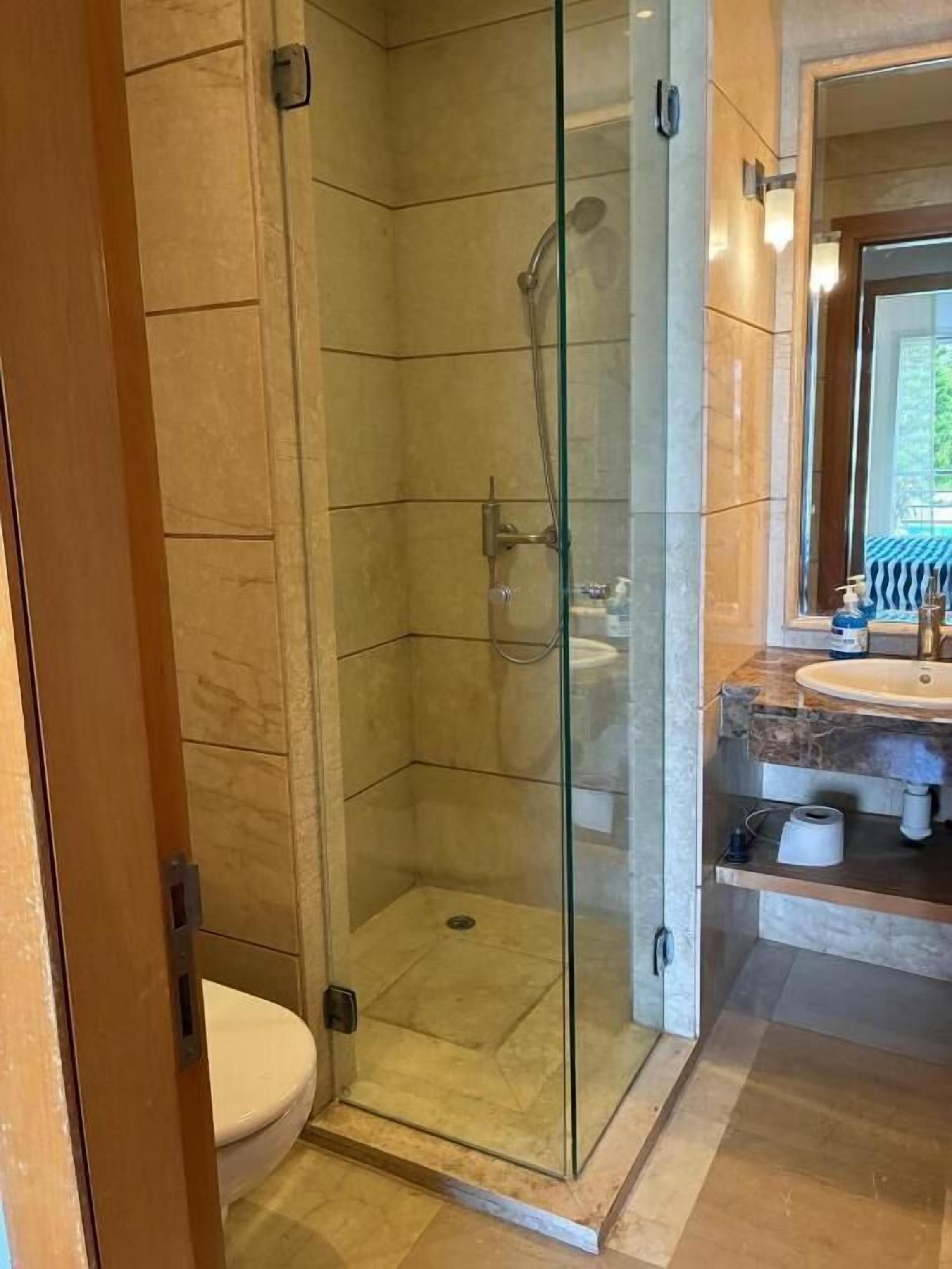 Articles de toilette gratuits, sèche-cheveux, serviettes fournies, savon
