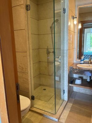 Articles de toilette gratuits, sèche-cheveux, serviettes fournies, savon