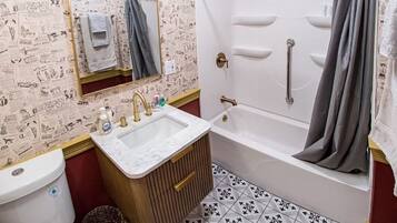 Haartrockner, Handtücher, Seife, Shampoo