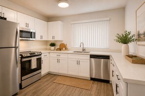 Standard Room | Private kitchen | Fridge, microwave, oven, stovetop - Hearts and Nobles Hotel (Toronto)