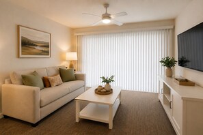 Standard Room | Living area - Hearts and Nobles Hotel (Toronto)