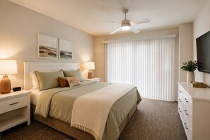 Standard Room | Iron/ironing board, free WiFi - Hearts and Nobles Hotel (Toronto)