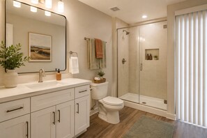 Standard Room | Bathroom | Free toiletries, hair dryer, towels, soap - Hearts and Nobles Hotel (Toronto)
