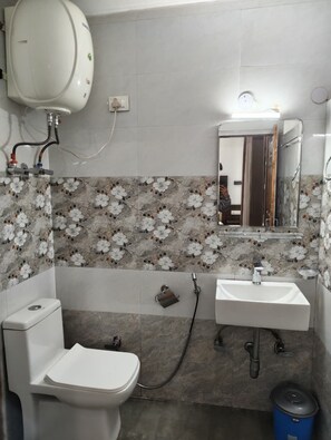 Een douche, handdoeken, zeep, shampoo