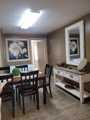 Dining - 3-bedroom cozy house in nice Americus : 5 min to GSW and DT Americus (Americus)