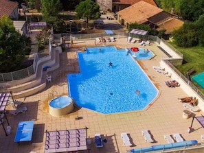 A swimming pool with a hot tub, sun loungers, and a small deck area. - Mobil-home, pets allowed - 6 guests (Saint-Martin-Lars-en-Sainte-Hermine)