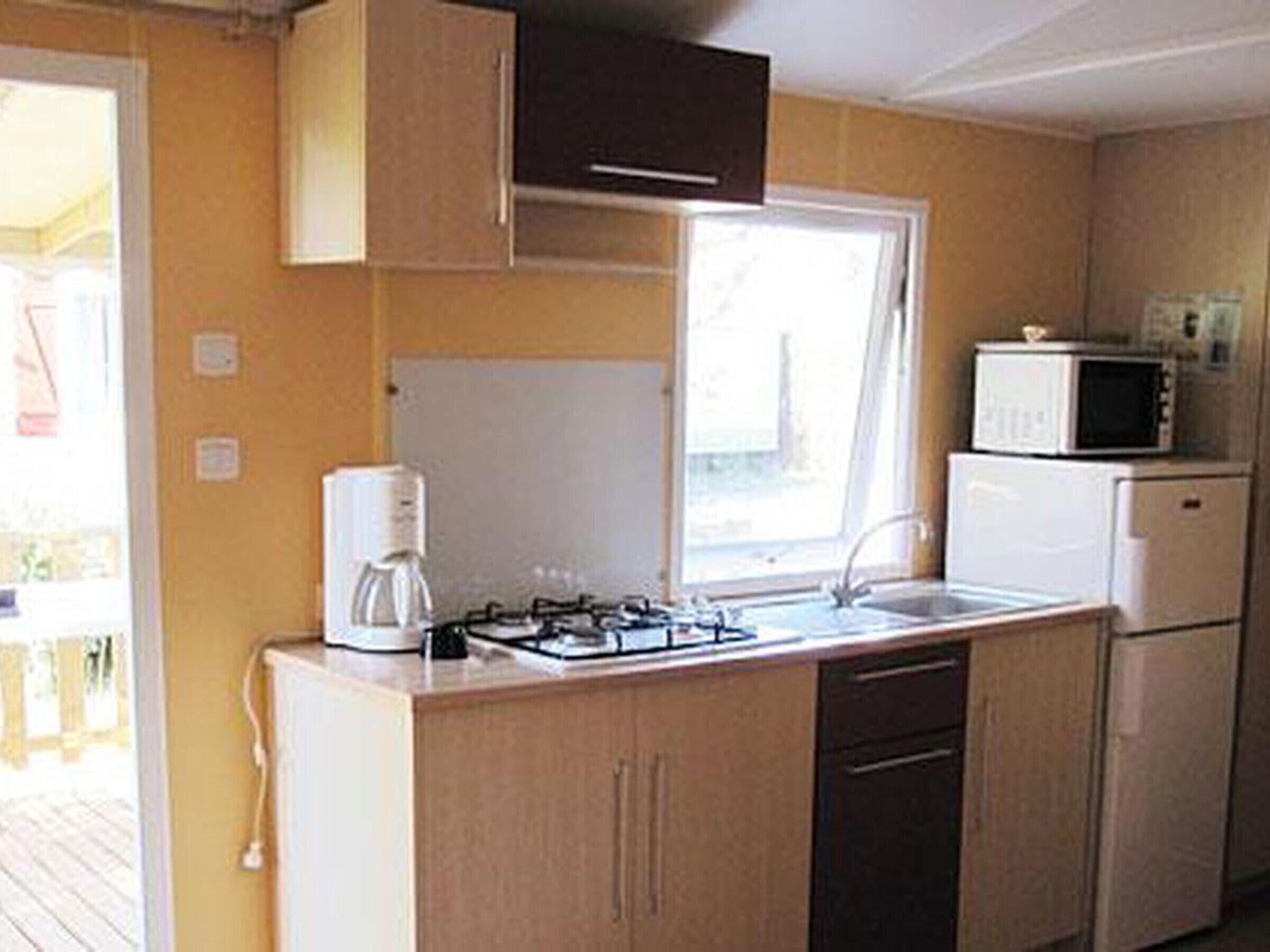 Kühlschrank, Mikrowelle, Wasserkocher mit Kaffee-/Teezubehör