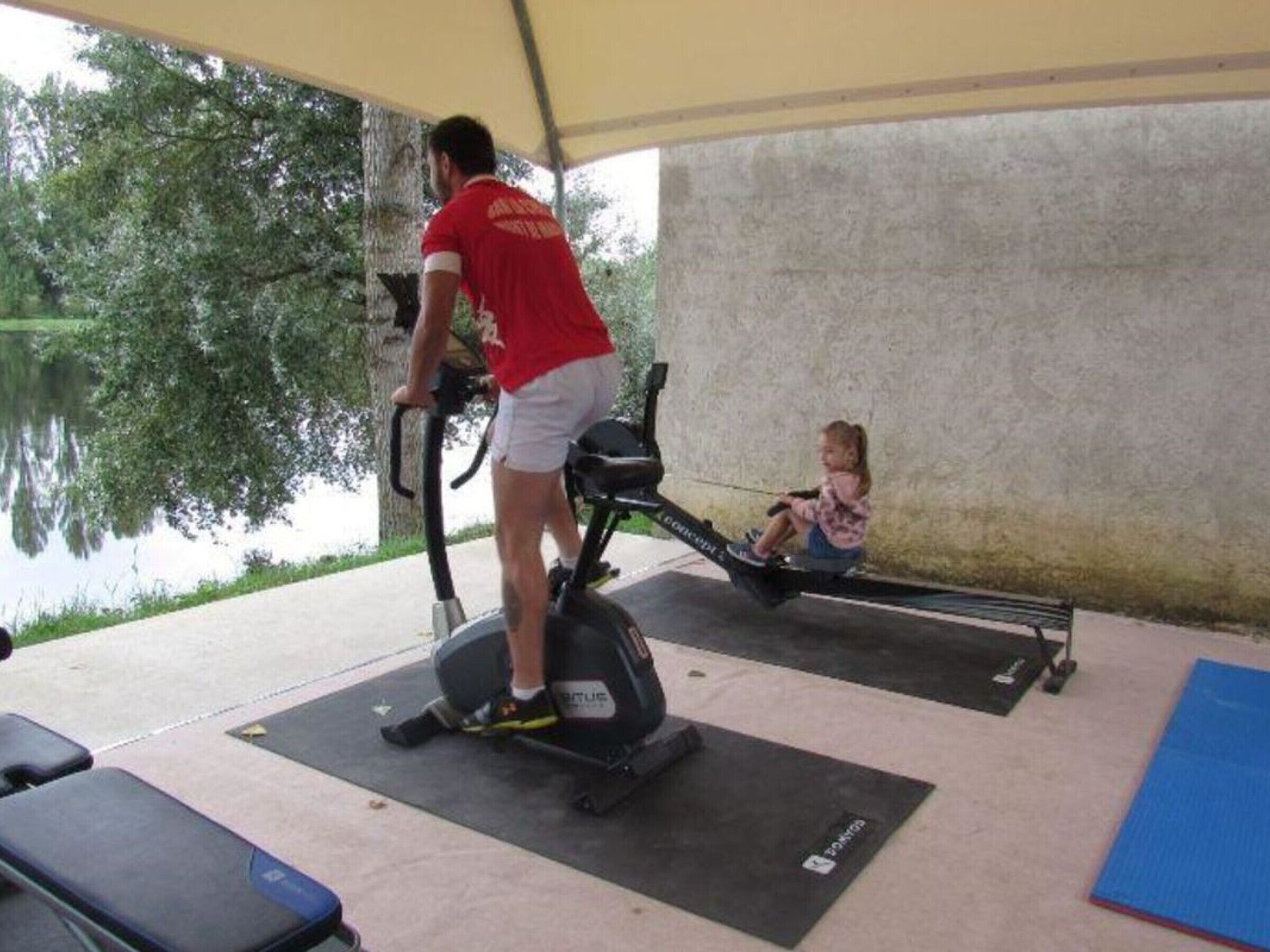 Une salle de sport en plein air équipée de vélos d’exercice et de tapis de sol.