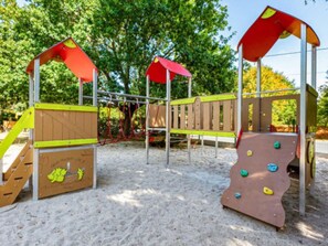 Ein Spielplatz mit Klettergerüsten und Rutschen.