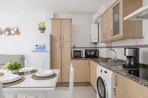 Fridge, microwave, oven, stovetop - Casa Begoña — Apartment in Conil de la Frontera (Conil de la Frontera)