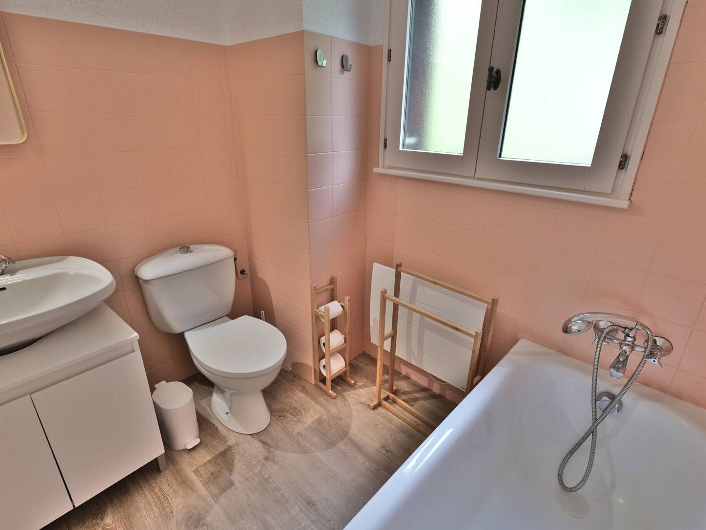 A bathroom with a toilet, sink, and bathtub.