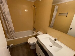 A bathroom with a bathtub, toilet, and sink. - Downtown Roses Studio, 100m from Beach, Private Parking Included (Roses)
