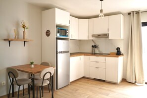 Kühlschrank, Mikrowelle, Herdplatte, Kochgeschirr/Geschirr/Besteck