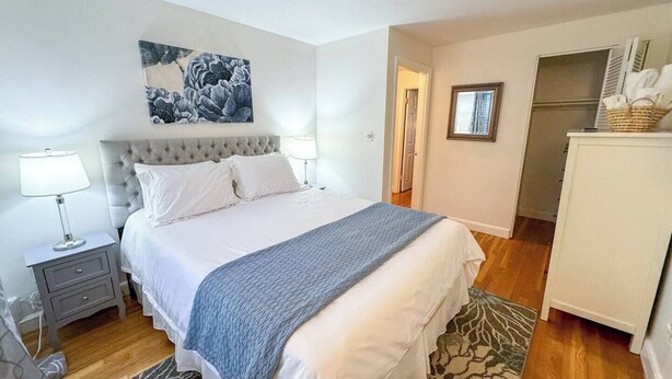 Room - Sunlit 2BR with In-Unit Laundry (Brookline)