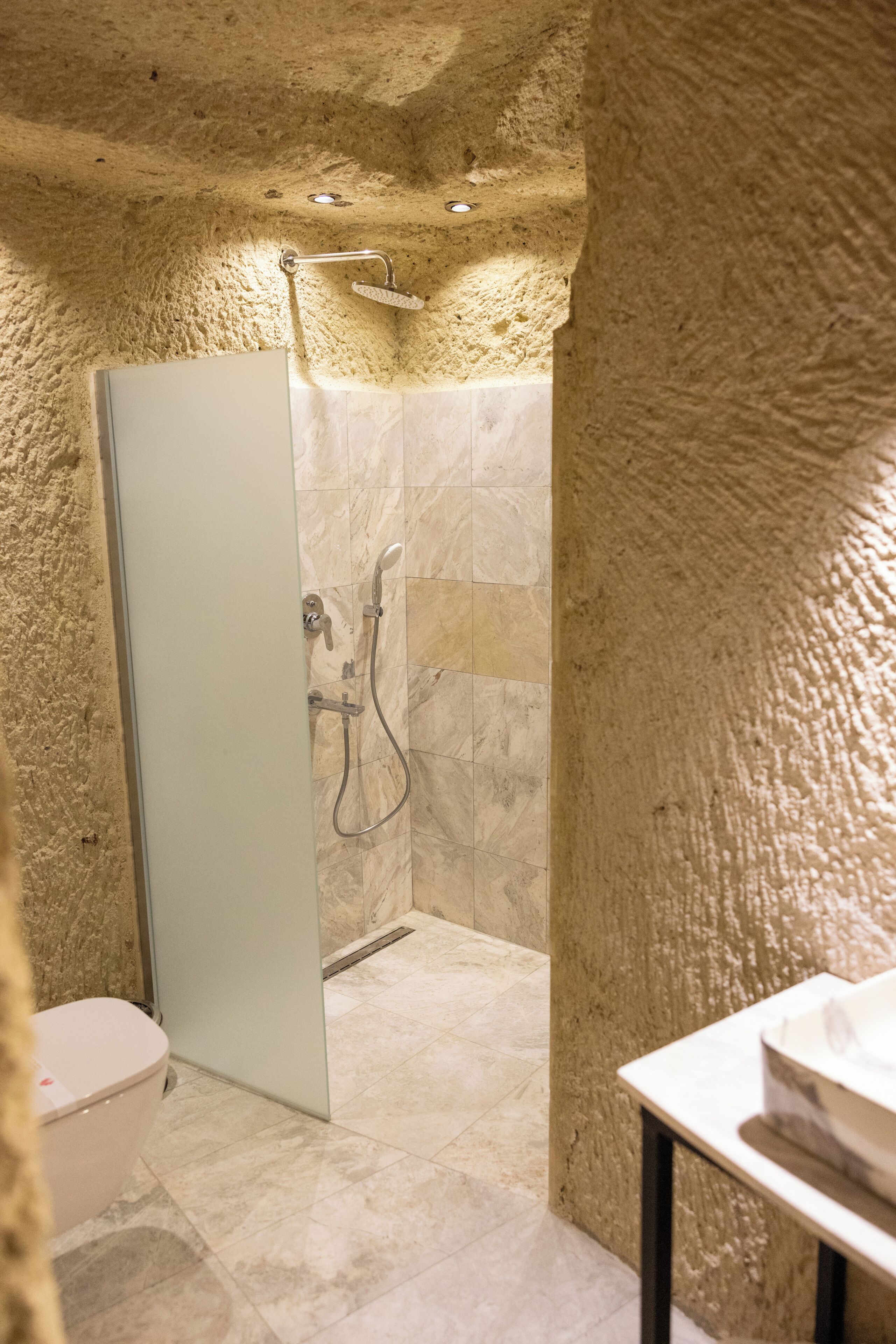 Elite Double Room, Courtyard View | Bathroom | Free toiletries, soap, shampoo, toilet paper