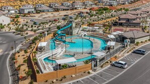 Vista aérea de una zona residencial con piscina, aparcamiento y viviendas.
