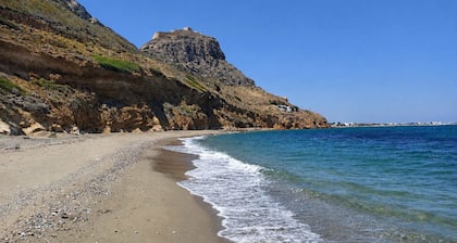 Hotel Elena - Cozy Seaside Triple Suite in Skyros