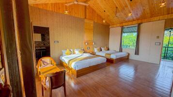 Family Room | Desk, free WiFi