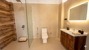 Phòng Superior | Phòng tắm | Buồng tắm vòi sen, khăn tắm, xà phòng, dầu gội 