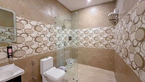 Phòng dành cho gia đình | Phòng tắm | Buồng tắm vòi sen, khăn tắm, xà phòng, dầu gội 