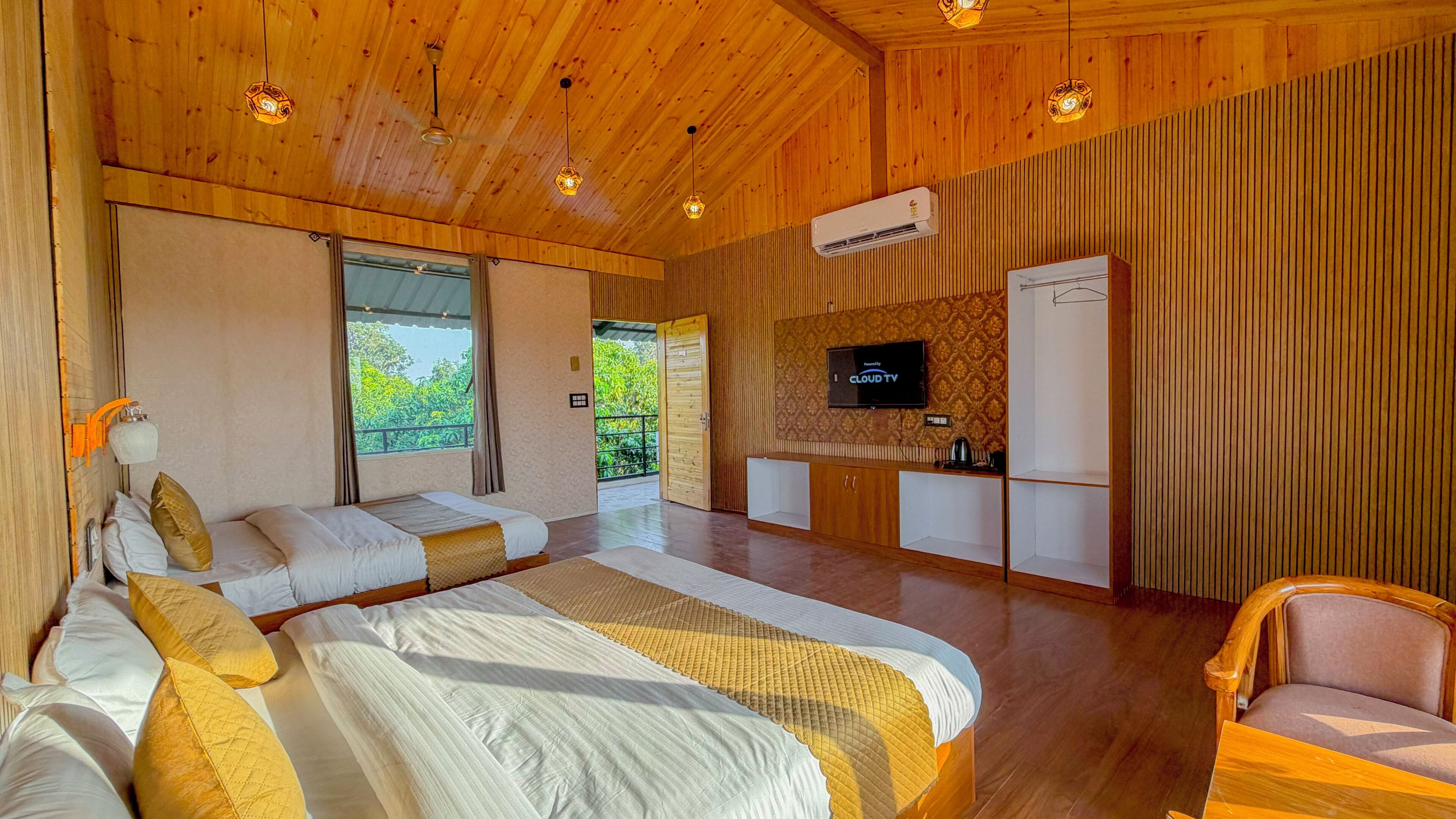 Family Room | Desk, free WiFi