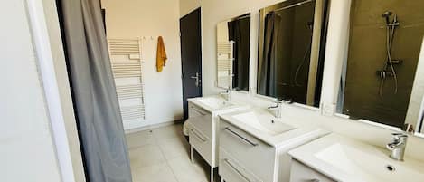 Douche, serviettes fournies