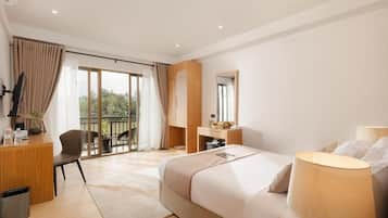 Chambre Double, balcon, vue fleuve | Literie hypoallergénique, coffres-forts dans les chambres