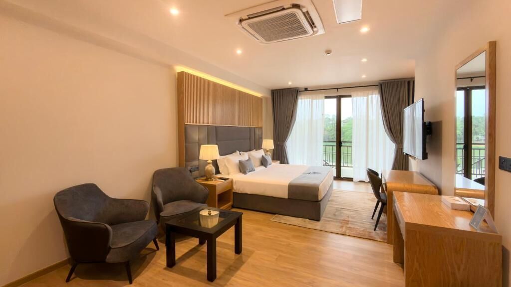 Suite Deluxe, balcon, vue fleuve | Literie hypoallergénique, coffres-forts dans les chambres