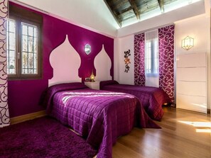 Tabla de planchar con plancha, internet y ropa de cama 